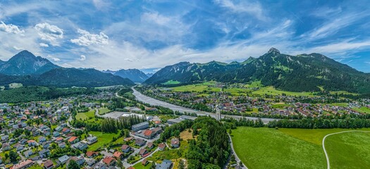 Die Region um das Lechtal bei Reutte in Tirol im Luftbild
