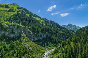 Fototapeta na wymiar Imposante Natur in der Lech-Schlucht zwischen Lech und Warth