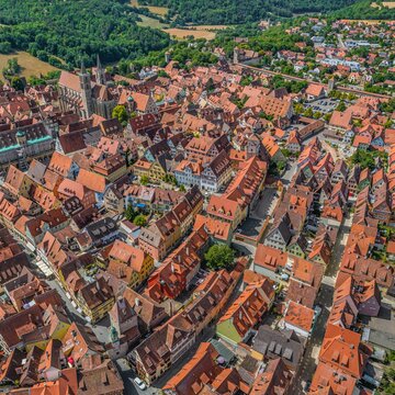 Die berühmte Altstadt von Rothenburg ob der Tauber im Luftbild