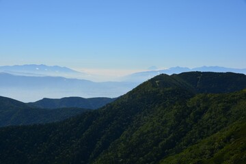 蝶ヶ岳から望む大滝山と霞む富士山
