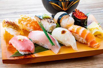 皿に盛った握り寿司