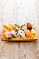 皿に盛った握り寿司