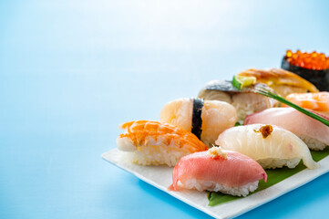 皿に盛った握り寿司