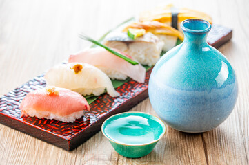 皿に盛った握り寿司