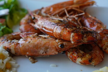Shrimp with garlic, onions and olive oil made in the grill. Fried shrimp
