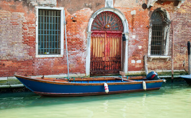 la barca ormeggiata davanti alla porta di casa