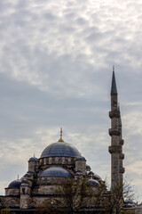 Fototapeta na wymiar 17-04-2023 Istanbul-Turkey: Eminonu Yeni Mosque in Istanbul City