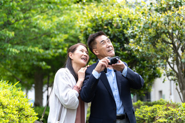 カメラを持つ日本人ミドル夫婦