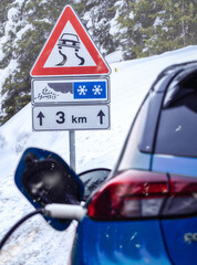 E-Auto lädt in winterlicher Landschaft