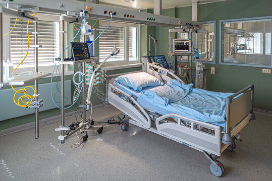 Single bed in an intensive care unit for post-anesthetic care in a Hospital in the city of Hamburg in Germany