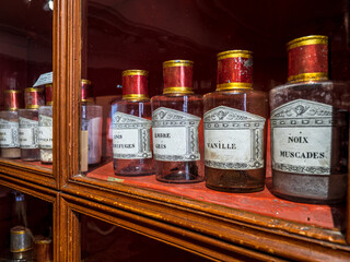 Old pharmacy. Drug banks. Arnica, staphysagria and other medicines for the treatment of diseases