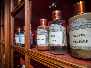 Old pharmacy. Drug banks. Arnica, staphysagria and other medicines for the treatment of diseases