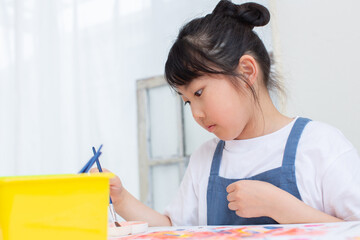 絵を描く女の子