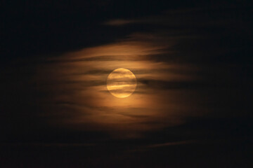 Luna roja tras las nubes