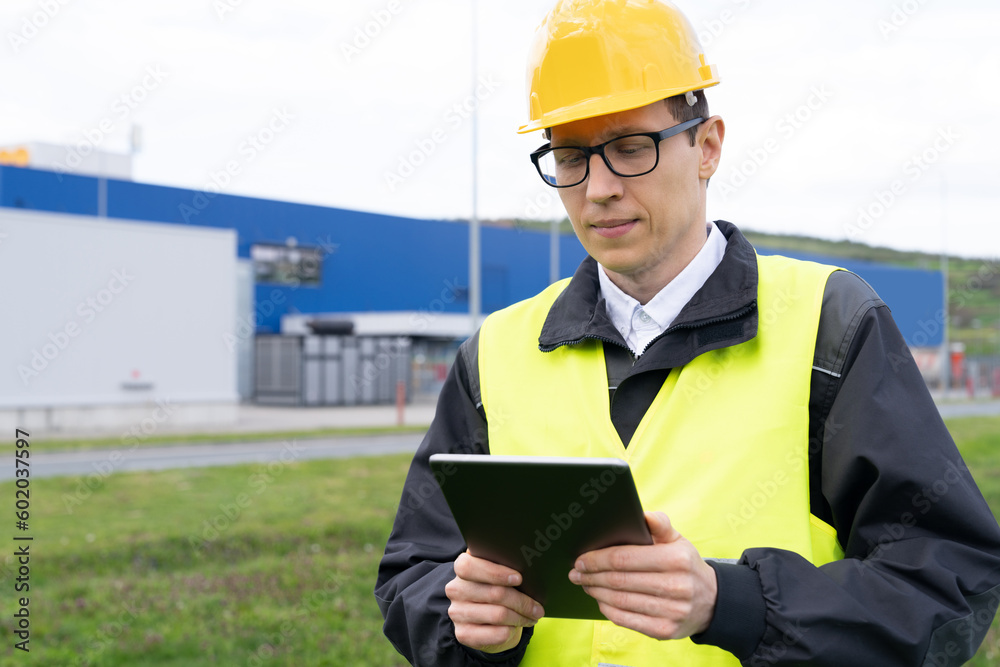 Aufkleber Engineer with digital tablet on a background of modern smart factory. Digital transformation and industry 4.0.