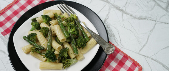 Piatto di pasta con broccolo e asparagi, banner