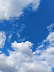 Obraz premium blue sky with fluffy clouds