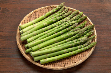 生のグリーンアスパラガス