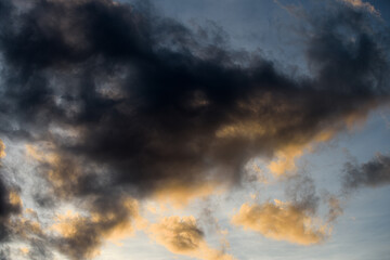 ciel nuageux orageux