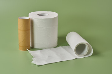 トイレットペーパーを大切に使う　イメージ