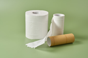 トイレットペーパーを大切に使う　イメージ