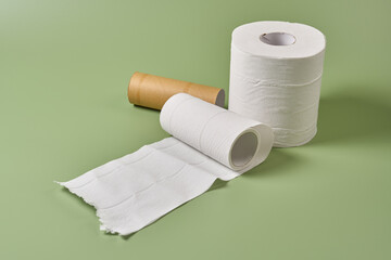 トイレットペーパーを大切に使う　イメージ