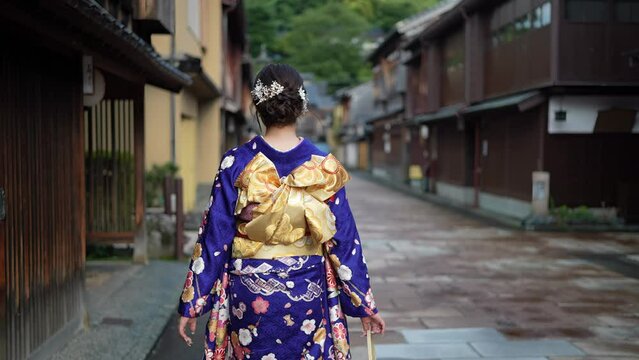 青い着物を着た若い女性が石川県金沢市ひがし茶屋街の古い町並みを歩く動画 4k60fps Video of a young woman in a blue kimono walking through the old streets of Higashi Chaya-gai, Kanazawa, Ishikawa, Japan 4k60fps