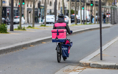 Un coursier en vélo qui livre de la nourriture. 