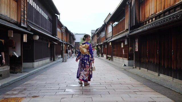 青い着物を着た若い女性が石川県金沢市ひがし茶屋街の古い町並みを歩く動画 4k60fps Video of a young woman in a blue kimono walking through the old streets of Higashi Chaya-gai, Kanazawa, Ishikawa, Japan 4k60fps