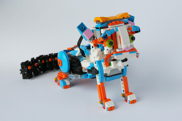 Obraz premium The robot cat sat down on its hind legs