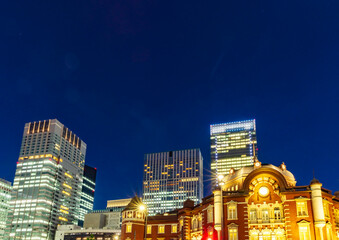 Obraz premium 丸の内ビジネス街の夜景 東京都市風景