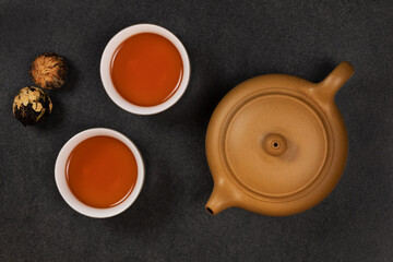 Obraz na płótnie Canvas Yellow orange tea in clay cups
