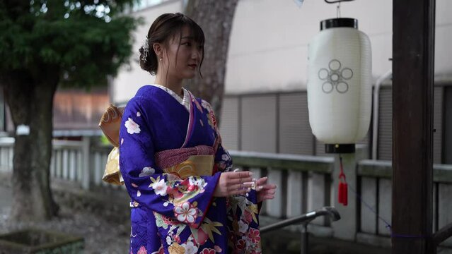 青い着物を着た若い女性が石川県金沢市ひがし茶屋街の古い町並みを歩く動画 4k60fps Video of a young woman in a blue kimono walking through the old streets of Higashi Chaya-gai, Kanazawa, Ishikawa, Japan 4k60fps