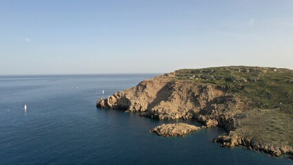 Fototapeta premium survol du village de Fornells au nord de l'île de Minorque dans l'archipel des Baléares Espagne 