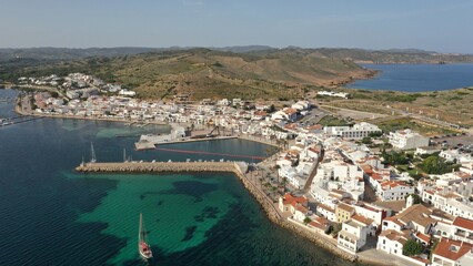Obraz premium survol du village de Fornells au nord de l'île de Minorque dans l'archipel des Baléares Espagne 