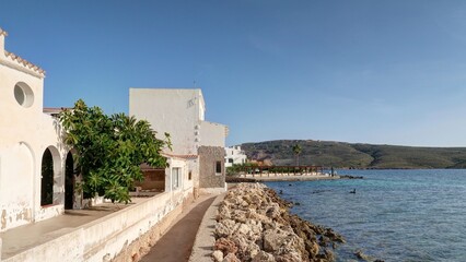 survol du village de Fornells au nord de l'île de Minorque dans l'archipel des Baléares Espagne