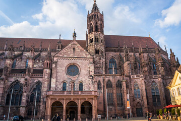 Fototapeta na wymiar Freiburg Münster medieval cathedral with Hahnen tower, Münsterplatz or Cathedral Square, Old Town, Freiburg im Breisgau, Baden-Württemberg, Germany