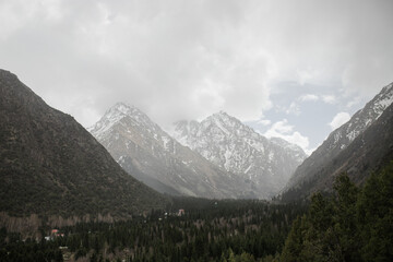 Obraz premium Majestic Mountains Amidst Cloudy Weather