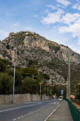 Eze-Village au sommet de la montagne depuis l'Avenue de Liberté à Eze-Bord-de-Mer