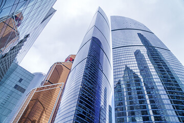 Obraz premium Modern shining skyscrapers of glass and metal with reflections.