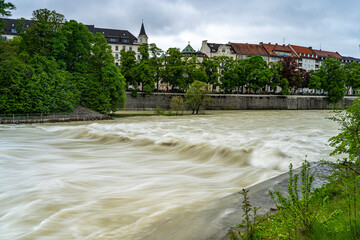 Leichtes Isar-Hochwasser an der Maximiliansbrücke in München