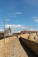Paisaje del puente romano en Hospital de Órbigo, León.