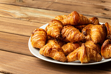 Plato con croissants.