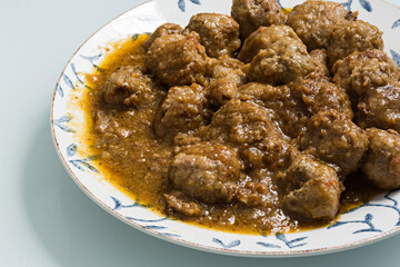 Plato con albóndigas en salsa.