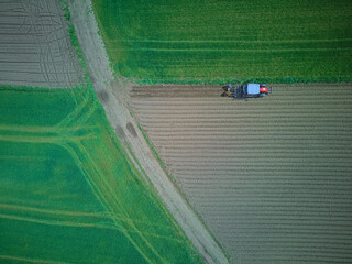 traktor na polu z góry w Wilamowicach  2 © Artur