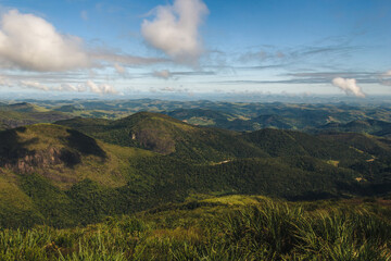 Vista de montañas desde la Piedra de Itaipava, Petrópolis, Brasil