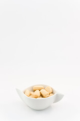 immagine primo piano con elegante ciotola in porcellana dal design moderno e crostini di pane su sfondo bianco