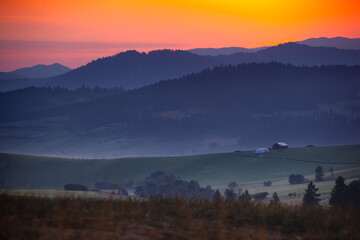 Kacwin i okolice - Bacówka i krajobraz Spiszu. Piękny wschód słońca ponad górami. 