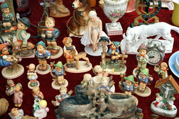 Kitschige Hummel Figuren als Andenken und Souvenir für Sammler auf dem Flohmarkt am Ufer der Mosel...
