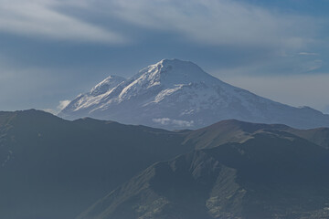 Fototapeta na wymiar montaña volcán nevado 